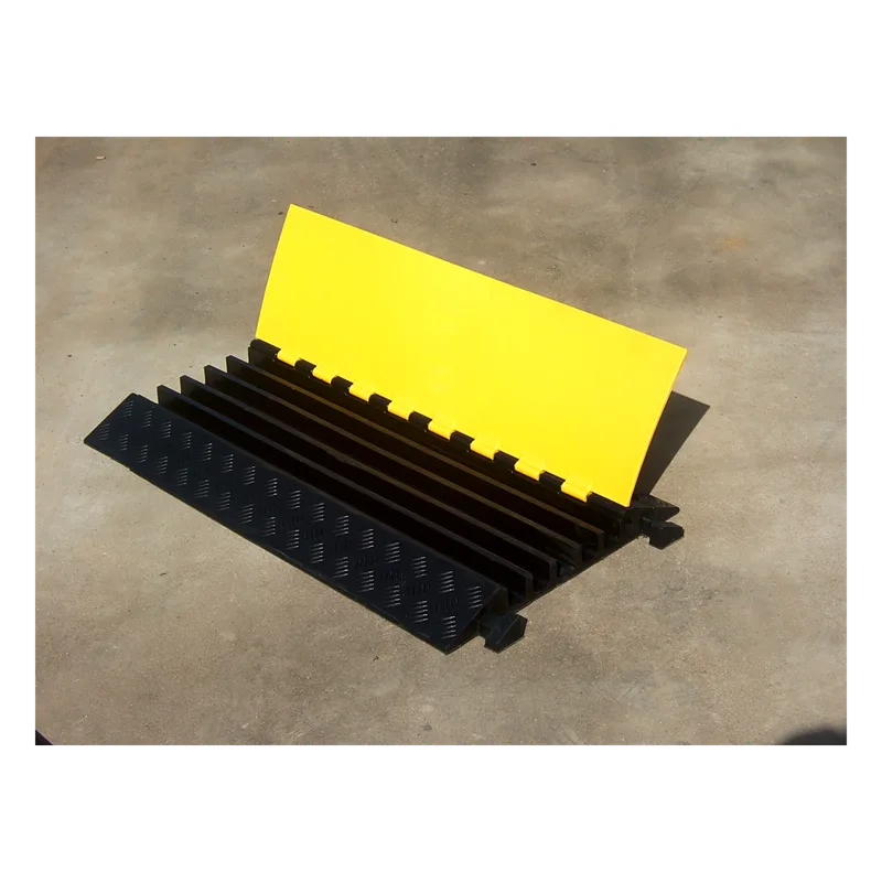 Protector de Cable de 5 Canales / Base de Goma y Tapa de Plástico / Capacidad 4.6 Toneladas / Canal 38x35MM / Longitud 90 cm / Amarillo y Negro ACCESSPRO AC905-CV