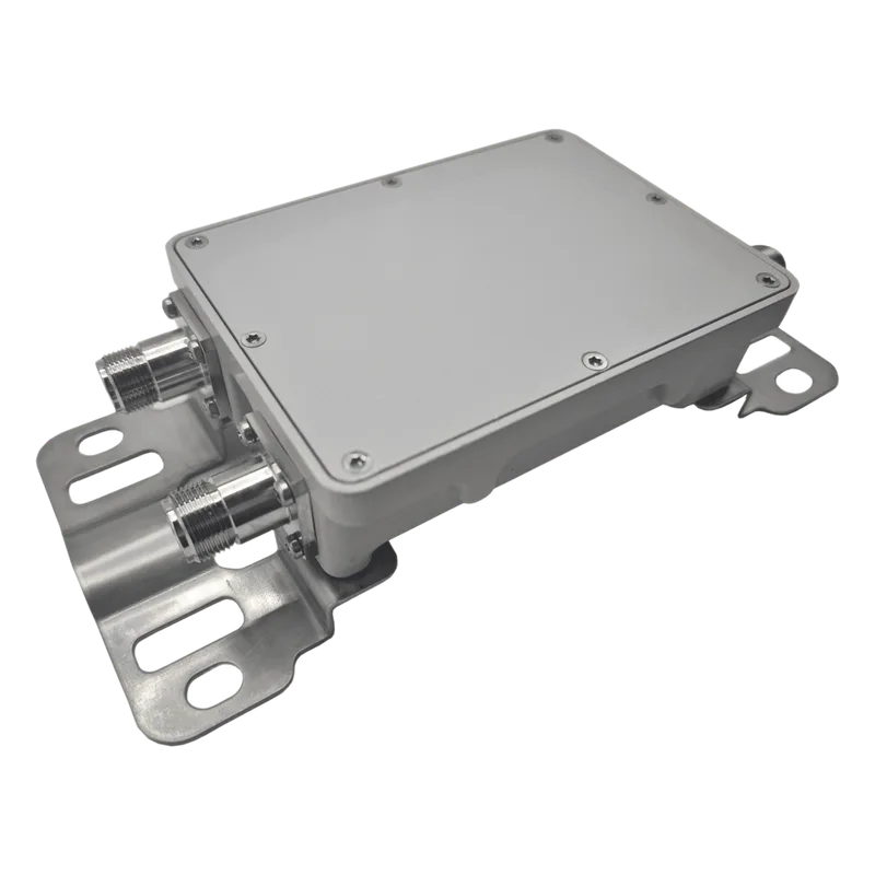 Combinador de Bandas de Dos Vías EP-COMB-2B / Rango de Frecuencia 698-960 MHz y 1710-2700 MHz / Bajo PIM / Alta Rechazo Fuera de Banda / Potencia Continua 300 W / Pico 800 W / Conectores N Hembra / IP40 EPCOM