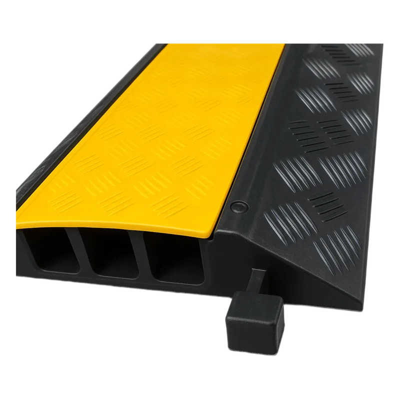 Protector de Cable de 3 Canales / Base de Goma y Tapa de Plástico / Tamaño del Canal 30x30mm / Capacidad de Carga 5 Toneladas / Longitud 90 cm / Ancho del Contorno 50 cm / Altura 4.5 cm / Color Amarillo-Negro / Material Hule ACCESSPRO AC903-V2