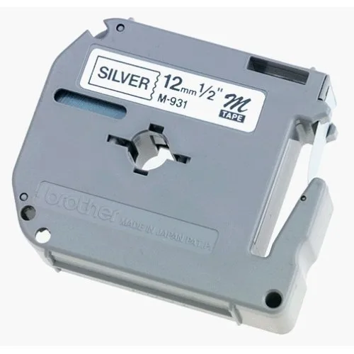 Etiqueta plata continua plástica no laminada Brother M931 - de 12 mm de ancho x 8 mts de largo. Impresión en negro Térmica directa